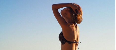 Taylor Swift posando con un bikini negro