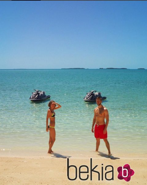 Taylor Swift y Calvin Harris en una playa paradisiaca