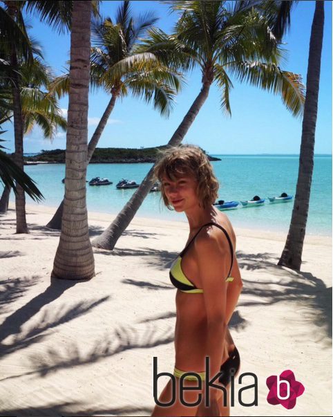 Taylor Swift posando con un bikini amarillo