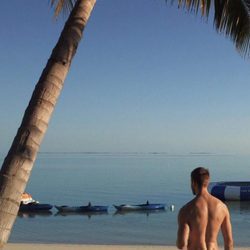 Calvin Harris posando en una playa paradisiaca