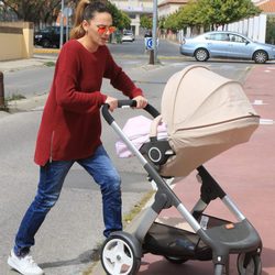 Irene Rosales paseando a su hija Ana tras comprometerse con Kiko Rivera