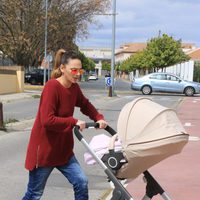 Irene Rosales paseando a su hija Ana tras comprometerse con Kiko Rivera