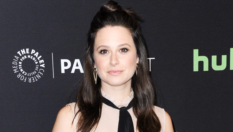 Katie Lowes en la promoción de 'Scandal' en el Paleyfest 2016