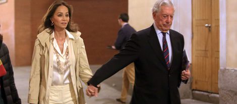 Isabel Preysler y Mario Vargas Llosa de la mano en la presentación del libro 'Preso pero libre' en Madrid