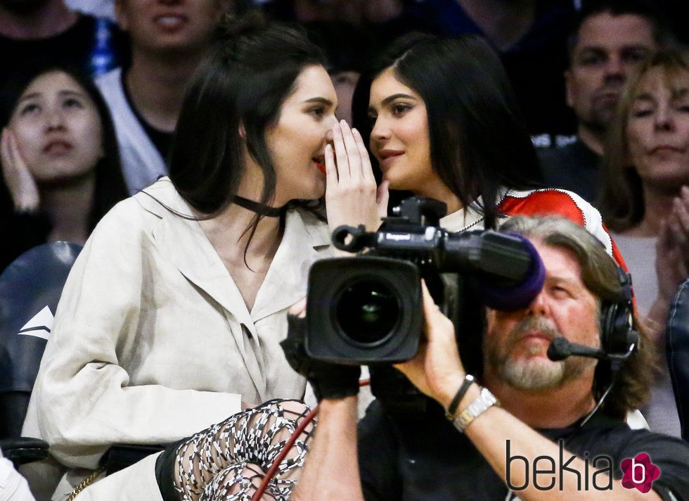 Kendall y Kylie Jenner compartiendo confidencias en un partido de la NBA