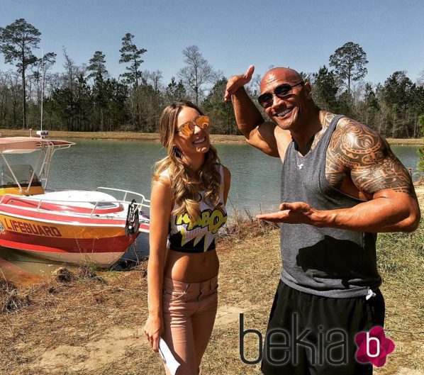 Belinda con Dwayne Johnson en el rodaje de 'Los vigilantes de la playa'