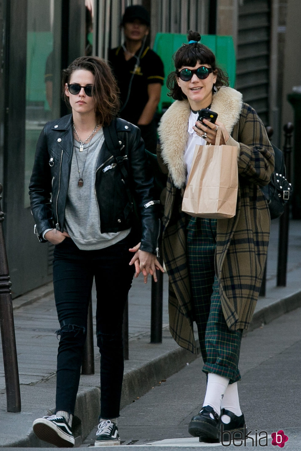 Kristen Stewart de la mano con su novia por las calles de París