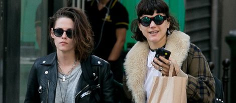 Kristen Stewart de la mano con su novia por las calles de París