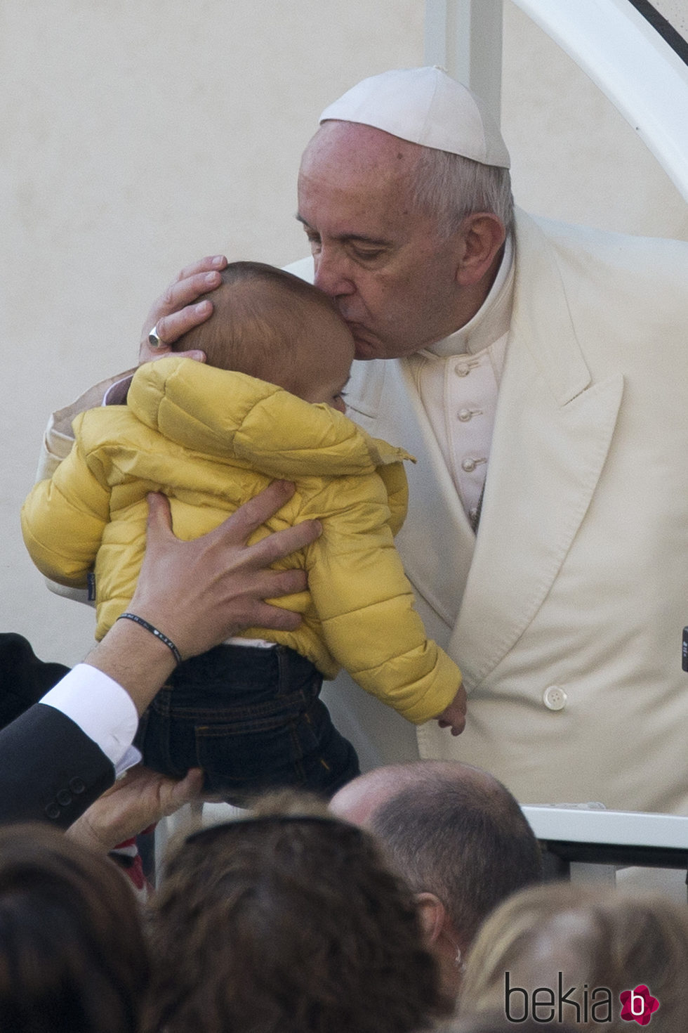 El Papa Francisco besa a un niño en la Plaza de San Pedro de El Vaticano