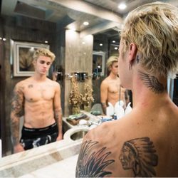 Justin Bieber posa con el torso desnudo