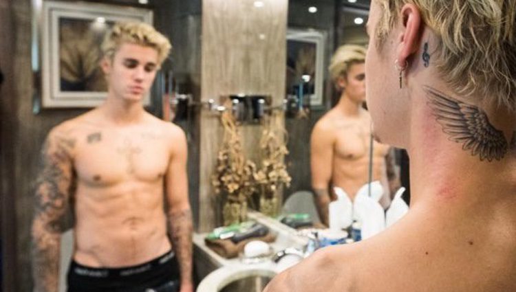 Justin Bieber posa con el torso desnudo