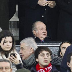 El Rey Juan Carlos viendo el partido de Champions que enfrentó al Atlético de Madrid con el PSV