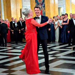 Margarita y Federico de Dinamarca bailando en una gala celebrada en el Palacio de Christiansborg