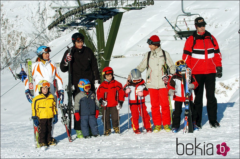 Las Infantas Elena y Cristina con sus maridos y sus hijos en Baqueira Beret