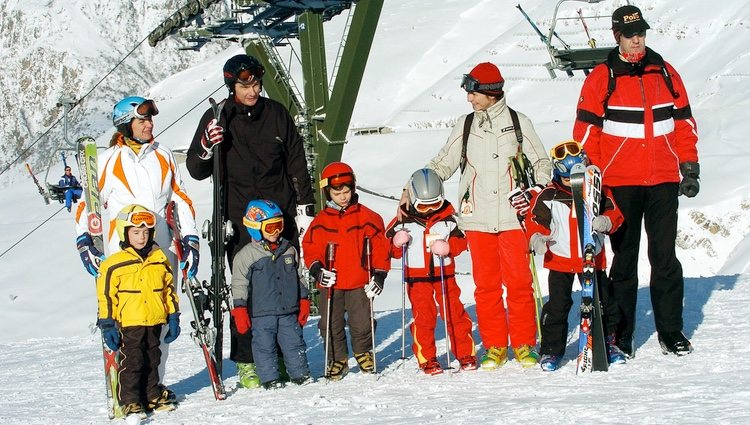 Las Infantas Elena y Cristina con sus maridos y sus hijos en Baqueira Beret