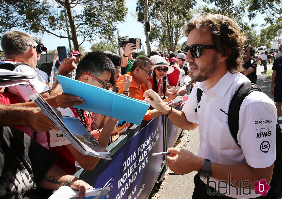 Fernando Alonso firmando autógrafos en Melbourne en los entrenamientos del GP de Australia 2016