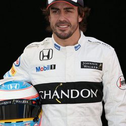 Fernando Alonso posando en la foto oficial del GP de Australia 2016