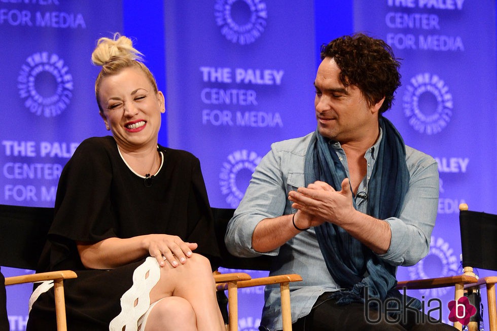 Kaley Cuoco y Johnny Galecki muy cómplices en la promoción de 'The Big Bang Theory' en el Playfest 2016