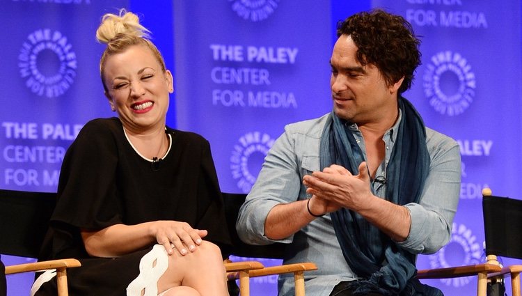 Kaley Cuoco y Johnny Galecki muy cómplices en la promoción de 'The Big Bang Theory' en el Playfest 2016