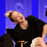 Kaley Cuoco y Johnny Galecki riéndose en la promoción de 'The Big Bang Theory' en el Playfest 2016