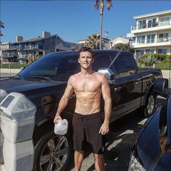 Scott Eastwood posando con el torso desnudo