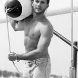 Scott Eastwood posando en un yate