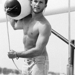 Scott Eastwood posando en un yate