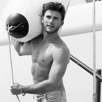 Scott Eastwood posando en un yate