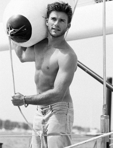 Scott Eastwood posando en un yate