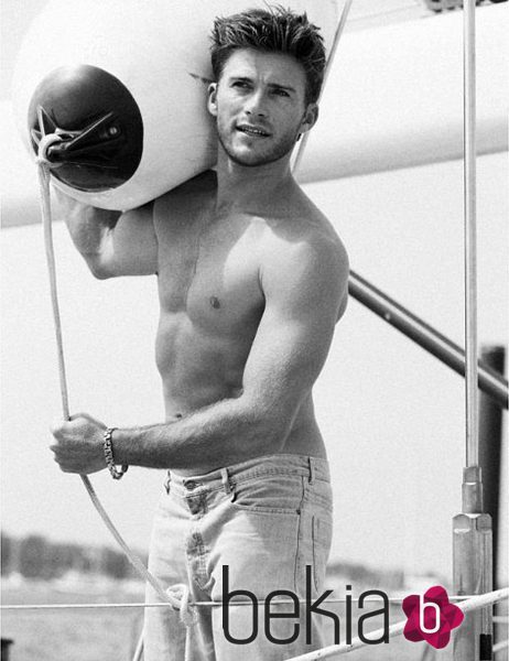 Scott Eastwood posando en un yate