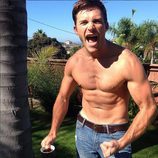 Scott Eastwood haciendo fuerza con los músculos