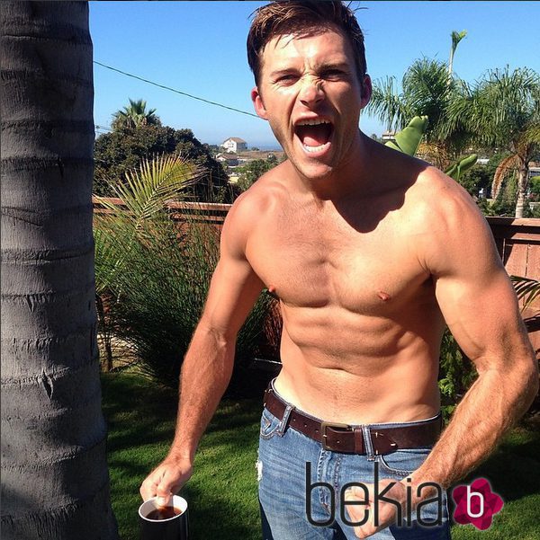 Scott Eastwood haciendo fuerza con los músculos