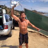 Scott Eastwood se echa agua por encima