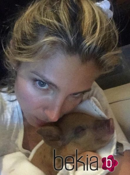 Elsa Pataky posa con su cerda Tina