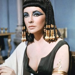 Elizabeth Taylor interpretando a su personaje en la película Cleopatra