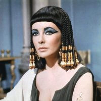 Elizabeth Taylor interpretando a su personaje en la película Cleopatra