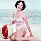 Elizabeth Taylor luciendo un bikini blanco en una sesión fotográfica para el verano