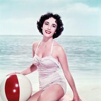 Elizabeth Taylor luciendo un bikini blanco en una sesión fotográfica para el verano