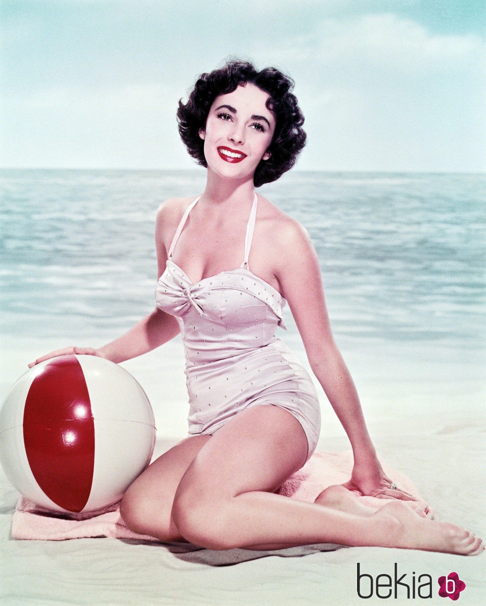 Elizabeth Taylor luciendo un bikini blanco en una sesión fotográfica para el verano