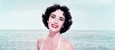 Elizabeth Taylor luciendo un bikini blanco en una sesión fotográfica para el verano