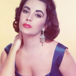 Elizabeth Taylor posando para uno de sus retratos fotográficos