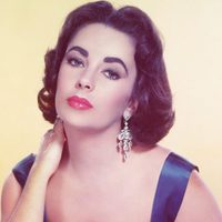 Elizabeth Taylor posando para uno de sus retratos fotográficos