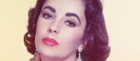 Elizabeth Taylor posando para uno de sus retratos fotográficos