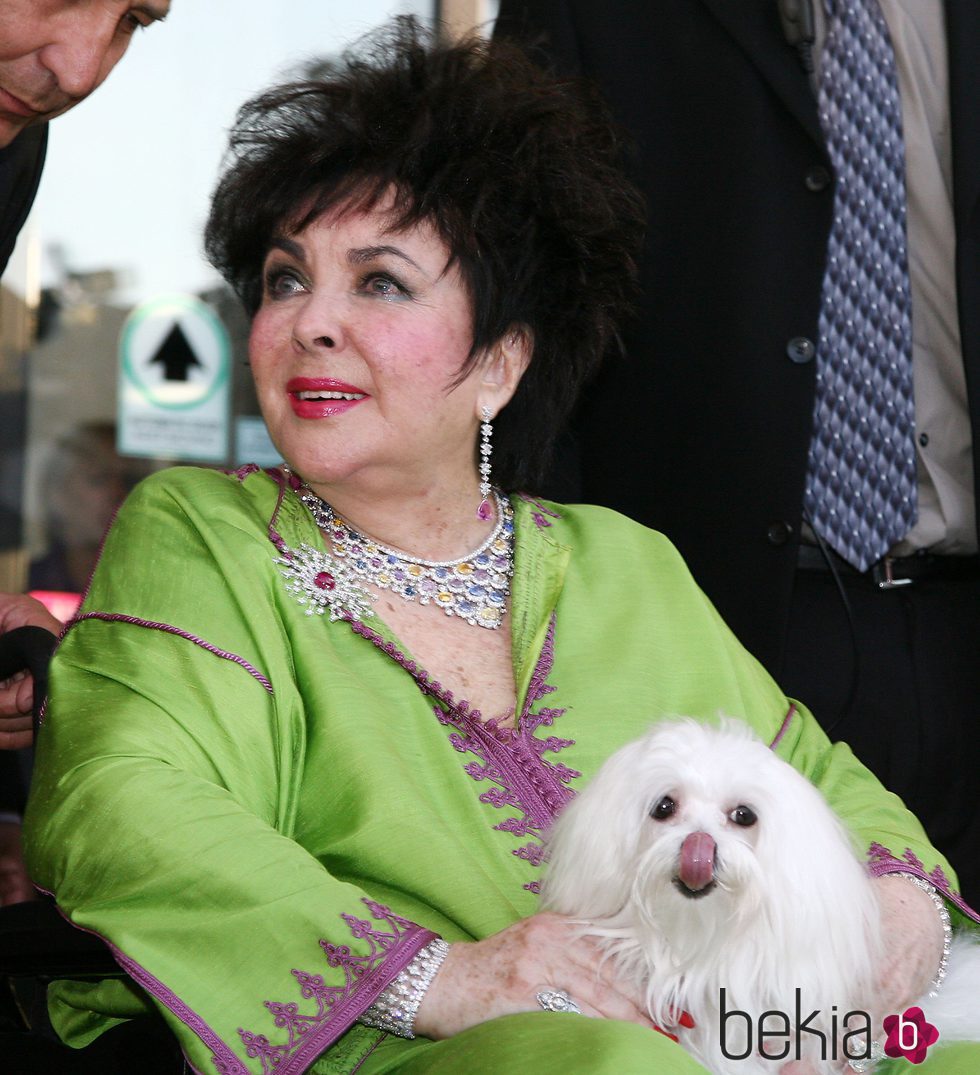 Elizabeth Taylor durante la presentación de 'Larry King Live' en la CNN