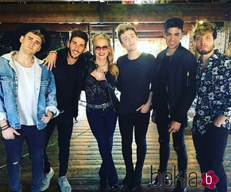 El grupo Auryn junto a Anastacia en Londres en la grabación del videoclip de 'Who is loving you'