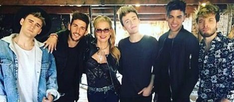 El grupo Auryn junto a Anastacia en Londres en la grabación del videoclip de 'Who is loving you'