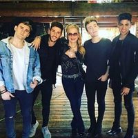 El grupo Auryn junto a Anastacia en Londres en la grabación del videoclip de 'Who is loving you'