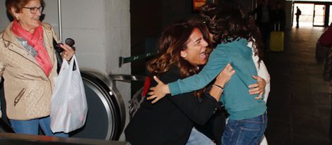 Raquel Bollo reencontrándose con su hijo menor en Sevilla