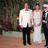 Alberto II de Mónaco, Carolina de Mónaco y  Karl Lagerfeld durante el Baile de la Rosa 2016