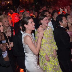 Carlota Casiraghi disfrutando de la música en el Baile de la Rosa 2016